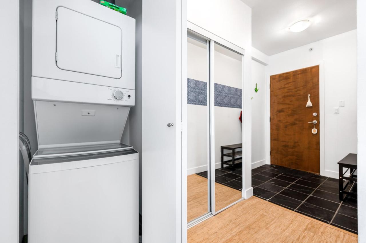 Bright 2 Bedroom Condo Downtown With Free Parking Vancouver Exteriör bild